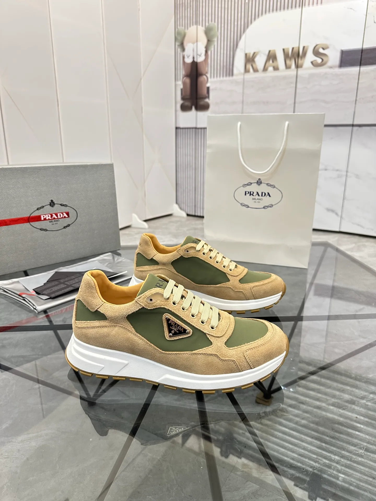 Men's shoes for sale 💰: 💰P580¥ High-end top quality Product trademark: Prada *"Prada*" low-top casual shoes Regular size: 38-45 (can be customized to 46) Product materials: imported upper layer of high mercerized nubuck leather spliced ​​with breathable mesh, water-dyed cowhide lining, cowhide feet, original ultra-light foam outsole. No.: 001